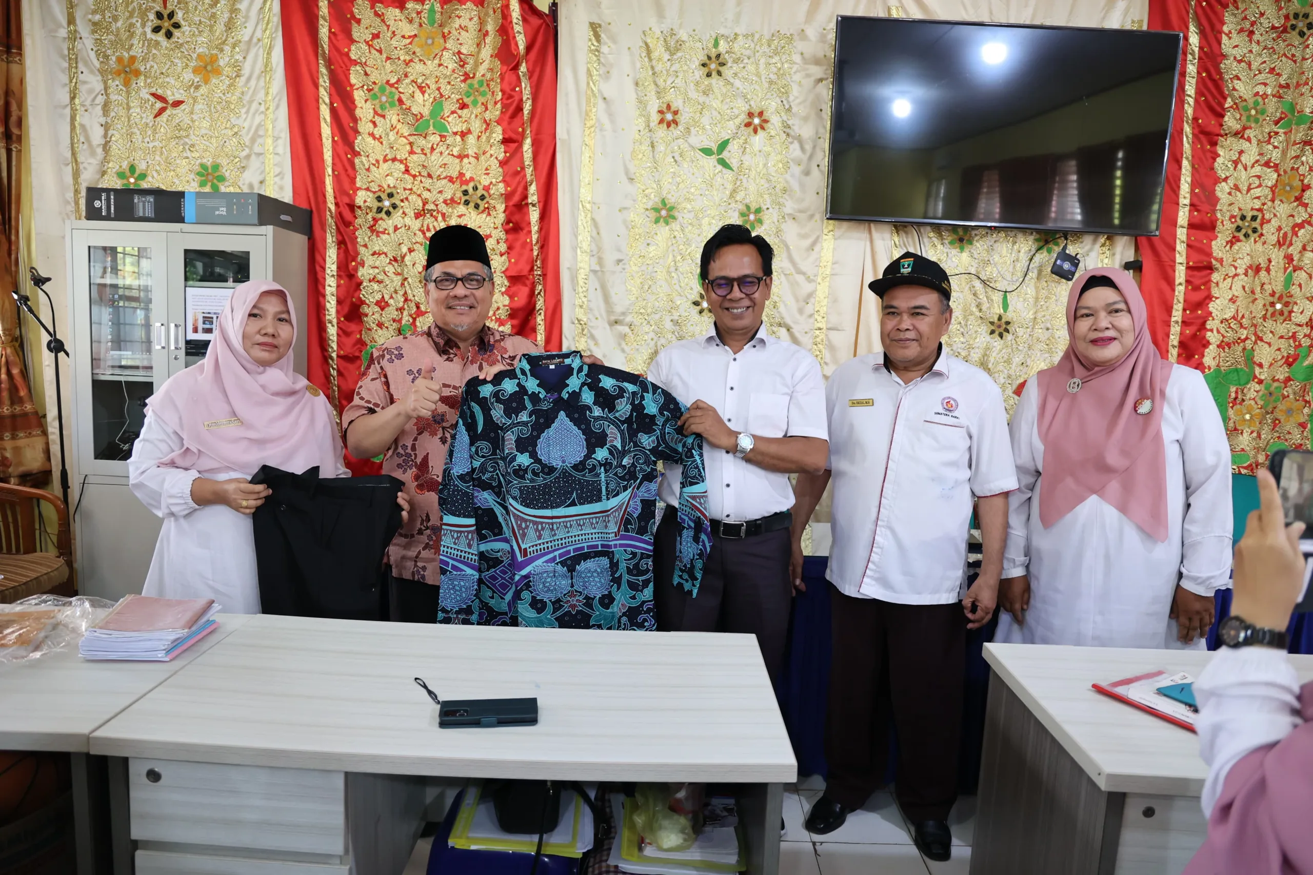 Ketua DPRD Sumbar Serahkan Bantuan Batik ke Tiga SMA, Tekankan Pentingnya Guru Konselor