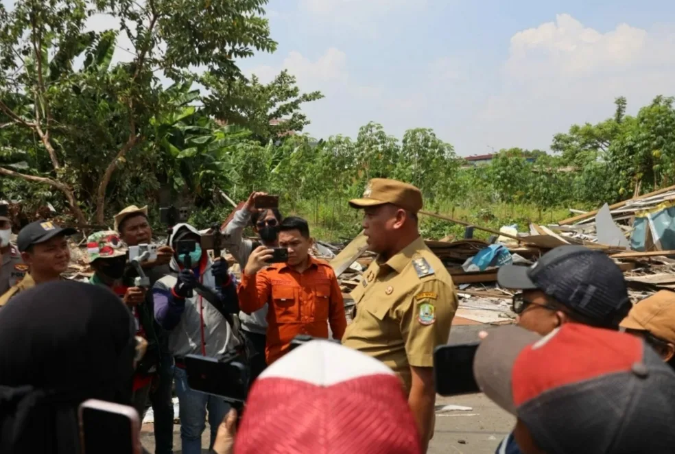 Wali Kota Bekasi Pantau Penertiban Bangunan Liar di Saluran PJT Wisma Asri