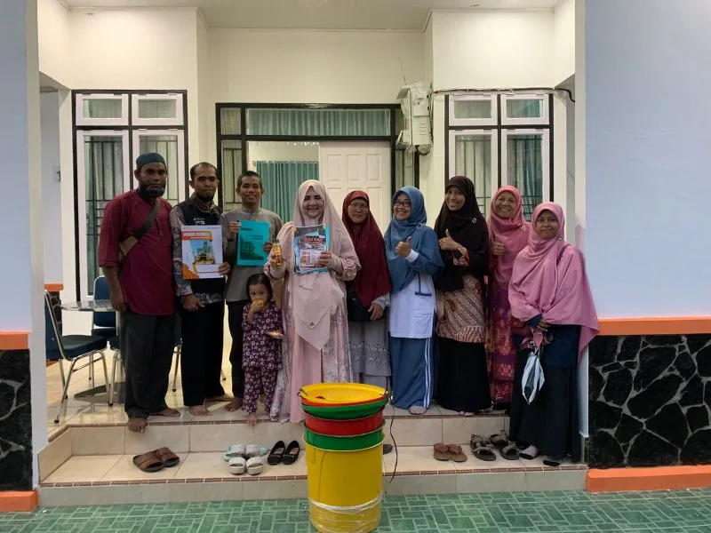 Nevi Zuairina Dorong UMKM Pasaman Barat Naik Kelas, Bagikan Tong Sampah sebagai Simbol Gerakan Peduli Lingkungan