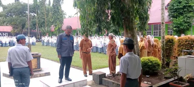 Anggota DPRD Sumbar H. Muzli M. Nur Jadi Pembina Upacara di SMA Negeri 1 Bonjol