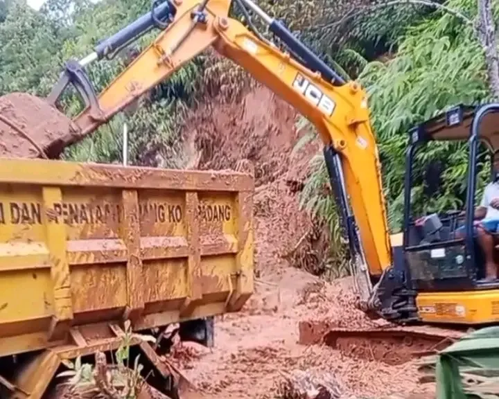 Longsor di Padang  Akibat Hujan Deras, Dua Alat Berat DPUPR Padang Diturunkan 