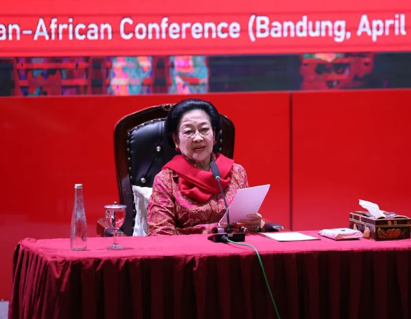 Megawati Ziarah ke Makam Bung Karno dan Buka Seminar Internasional 70 Tahun KAA di Blitar