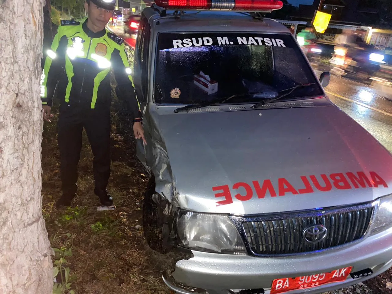 Ambulans RSUD M. Natsir Tabrakan di Cupak, Jalan Licin Diduga Jadi Penyebab