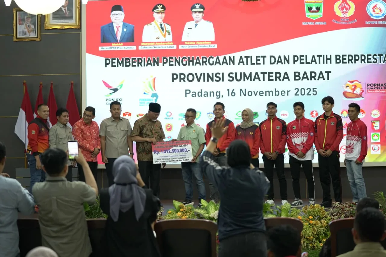 Gubernur Mahyeldi Serahkan Bonus Rp9 Miliar Lebih Kepada Para Atlet dan Pelatih berprestasi di Sumbar