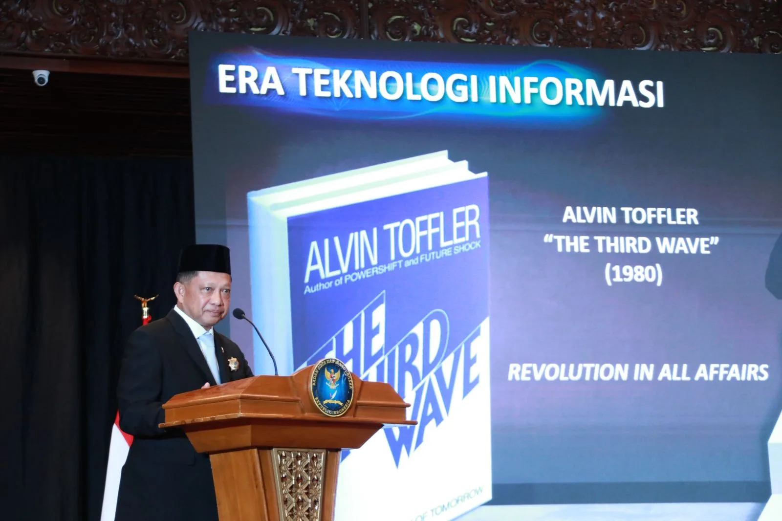 Mendagri Tito Terima Penghargaan Adibhakti Sanapati