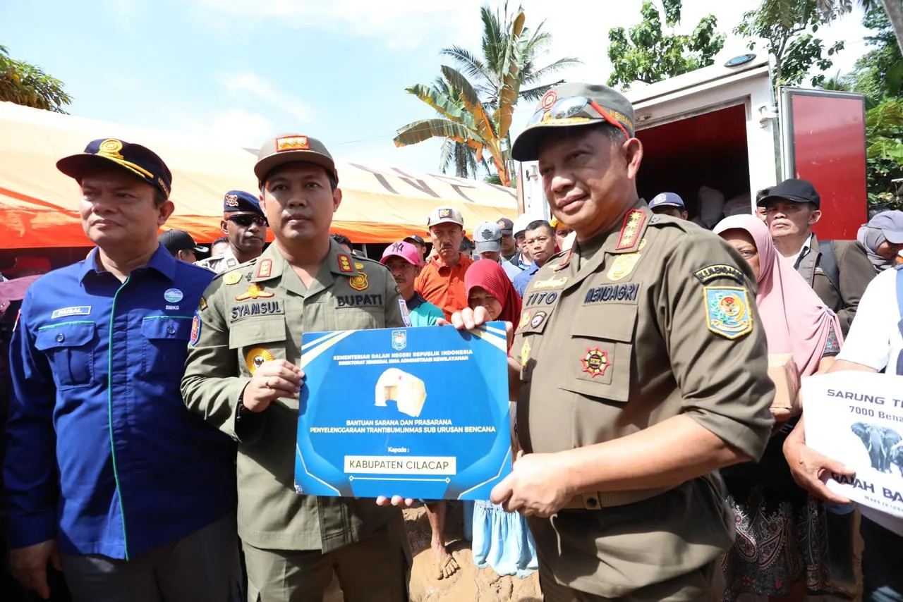 Respons Cepat Penanganan Longsor, Kemendagri Serahkan 4 Tenda Posko