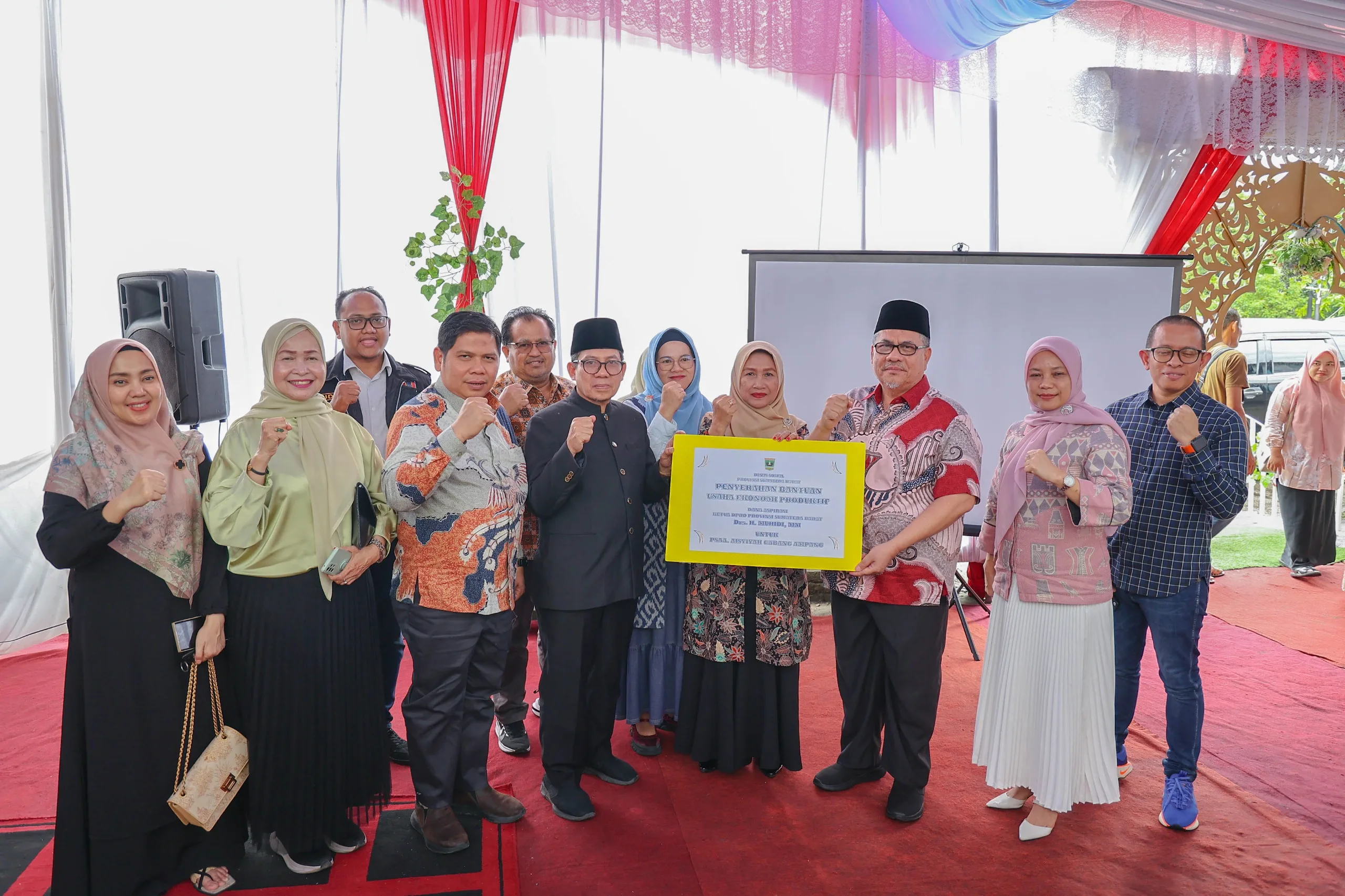 Ketua DPRD Sumbar Muhidi Serahkan Bantuan UEP untuk Perkuat Kemandirian PSAA Aisyiyah Ampang