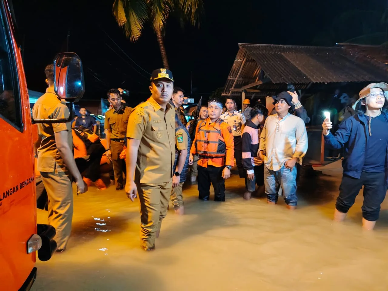 Tinjau Banjir di Ulakan Tapakis, Wagub Sumbar Minta Warga tak Abaikan Peringatan Cuaca