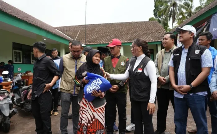 Zita Anjani Salurkan Paket Sembako Bersama Bulog untuk Warga Terdampak Erupsi Semeru