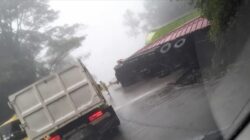Empat Kendaraan Terlibat Kecelakaan Beruntun di Sitinjau Lauik, Satu Mobil Terjun ke Jurang Saat Hujan Lebat