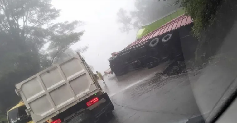 Empat Kendaraan Terlibat Kecelakaan Beruntun di Sitinjau Lauik, Satu Mobil Terjun ke Jurang Saat Hujan Lebat