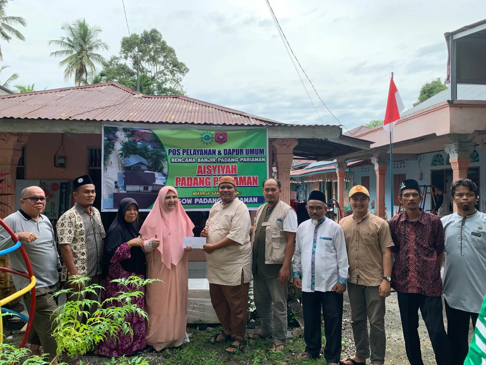 Nevi Zuairina Salurkan Bantuan Bertahap untuk Korban Banjir Bandang di Padang Pariaman dan Kota Pariaman