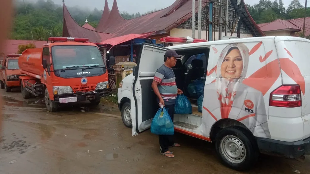 Ambulans Nevi Zuairina Terus Bergerak, Hadir Cepat Bantu Warga di Tengah Bencana