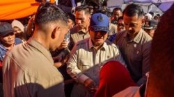 Presiden Prabowo Bagikan Bantuan Sembako Saat Meninjau Korban Bencana di Kabupaten Padang Pariaman