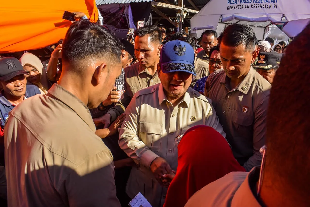Presiden Prabowo Bagikan Bantuan Sembako Saat Meninjau Korban Bencana di Kabupaten Padang Pariaman