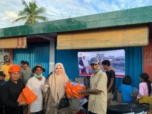 Hj. Nevi Zuairina Salurkan Bantuan Bertahap untuk Korban Bencana di Kabupaten Agam