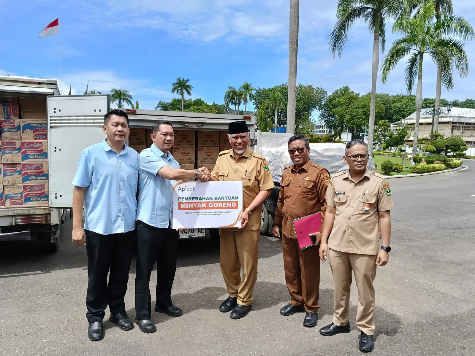 Gubernur Sumbar Terima Bantuan Kemanusiaan dari PT Padang Raya Cakrawala dan PT Tidar Kerinci Agung