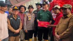 Gubernur Sumbar Tinjau Korban Bencana di Junjung Sirih, Serahkan Bantuan Senilai Rp68 Juta