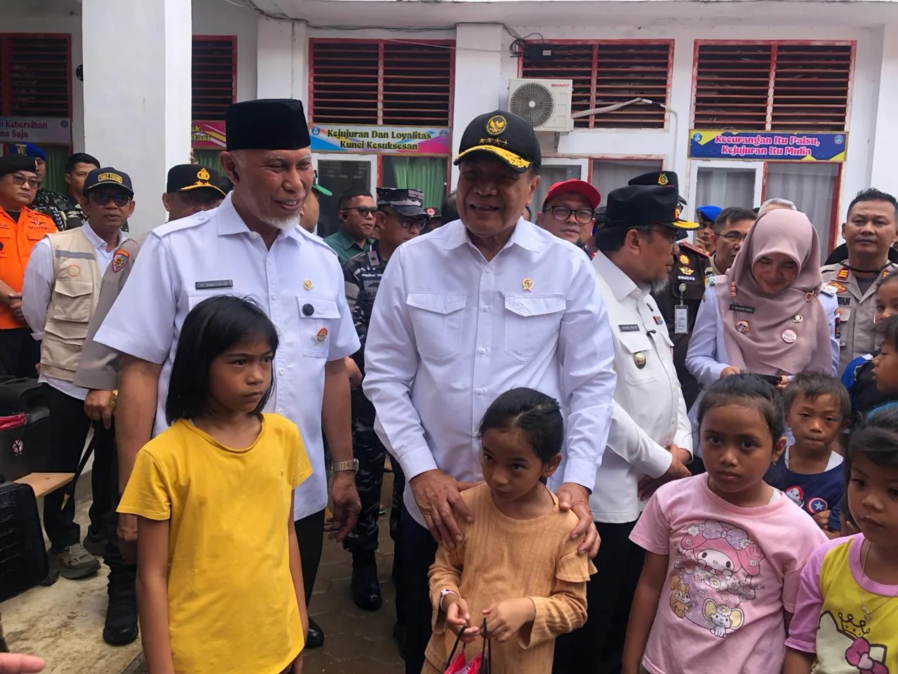 Menko Polhukam Serahkan Bantuan Rp309 Juta bagi Korban Banjir dan Longsor di Padang