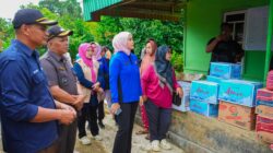 Ketua BKOW Sumbar Salurkan Bantuan untuk Warga Terdampak Bencana di Jorong Arikia Kabupaten Agam