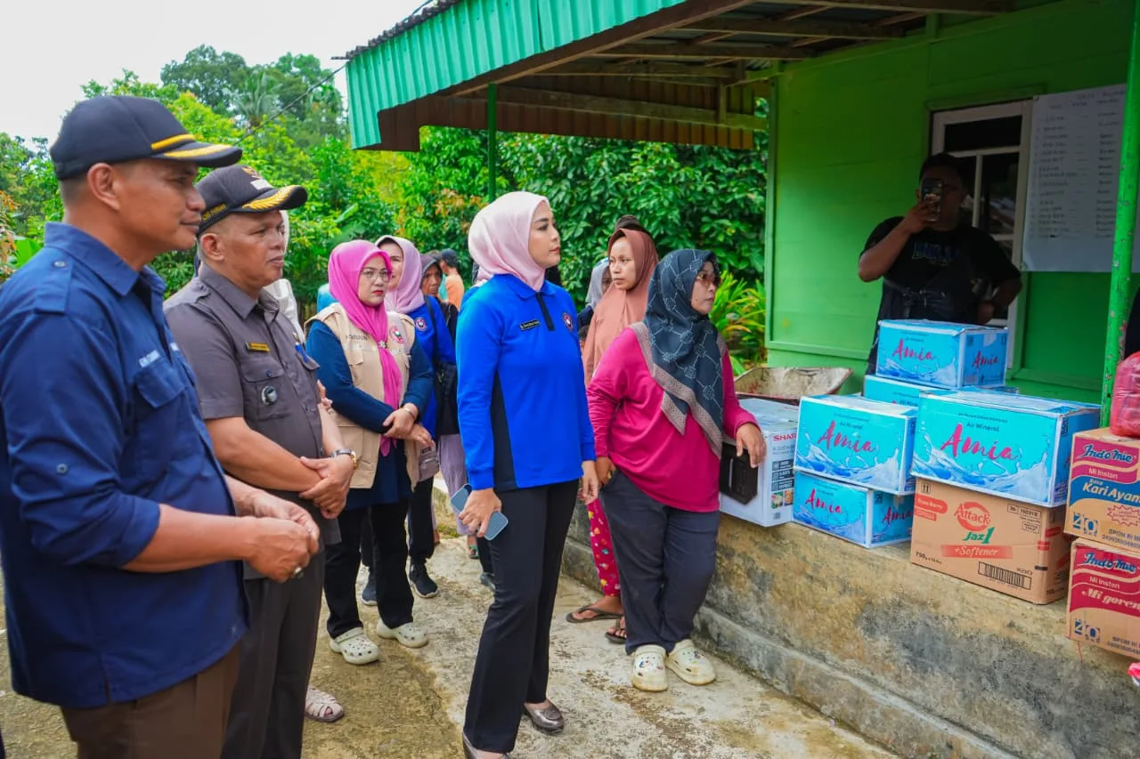 Ketua BKOW Sumbar Salurkan Bantuan untuk Warga Terdampak Bencana di Jorong Arikia Kabupaten Agam