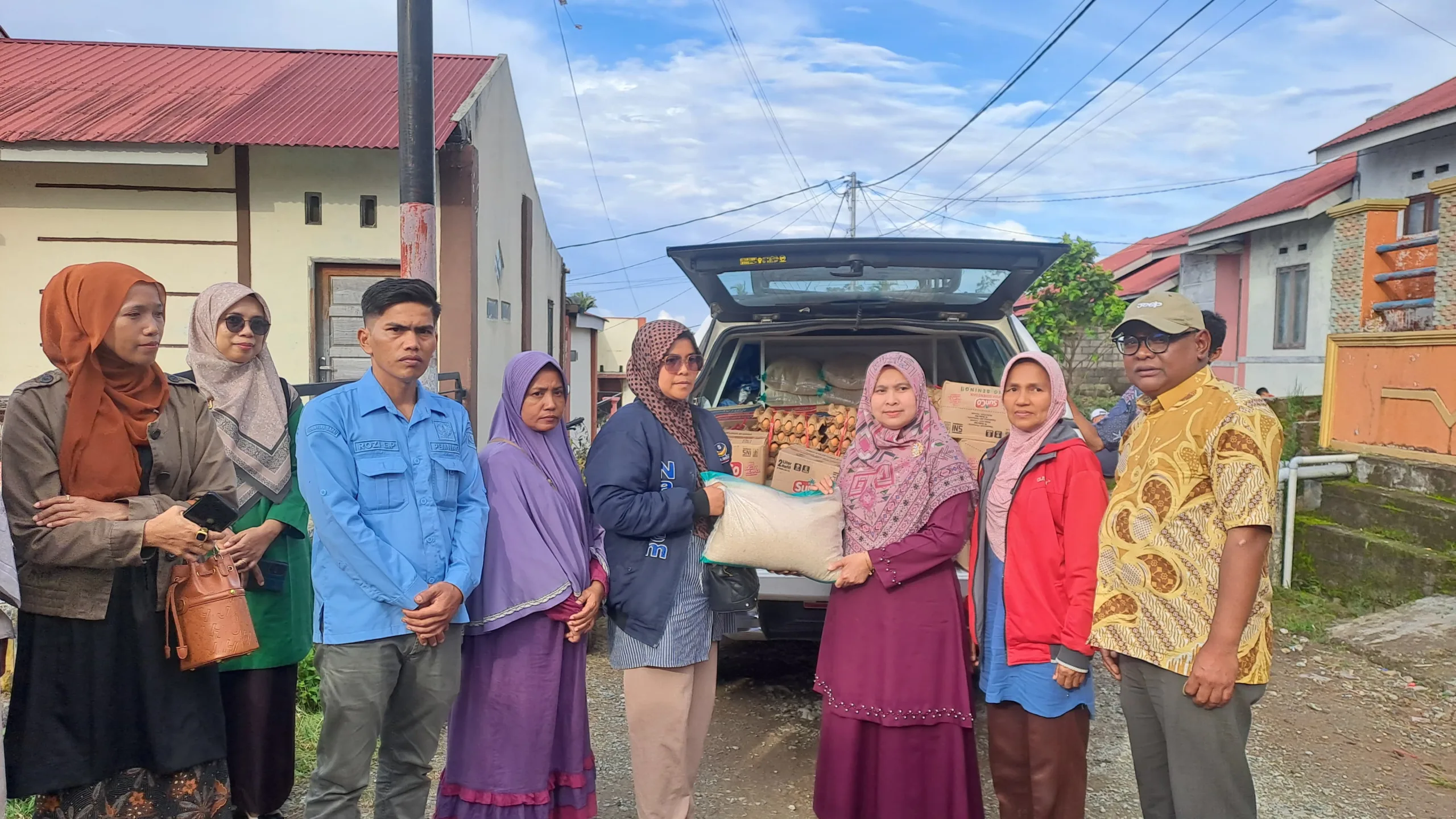 Ketua GOW Kabupaten Solok Kunjungi Korban Longsor di Perumahan Hansela 1 Bukit Gompong, Nagari Koto Gadang Guguak