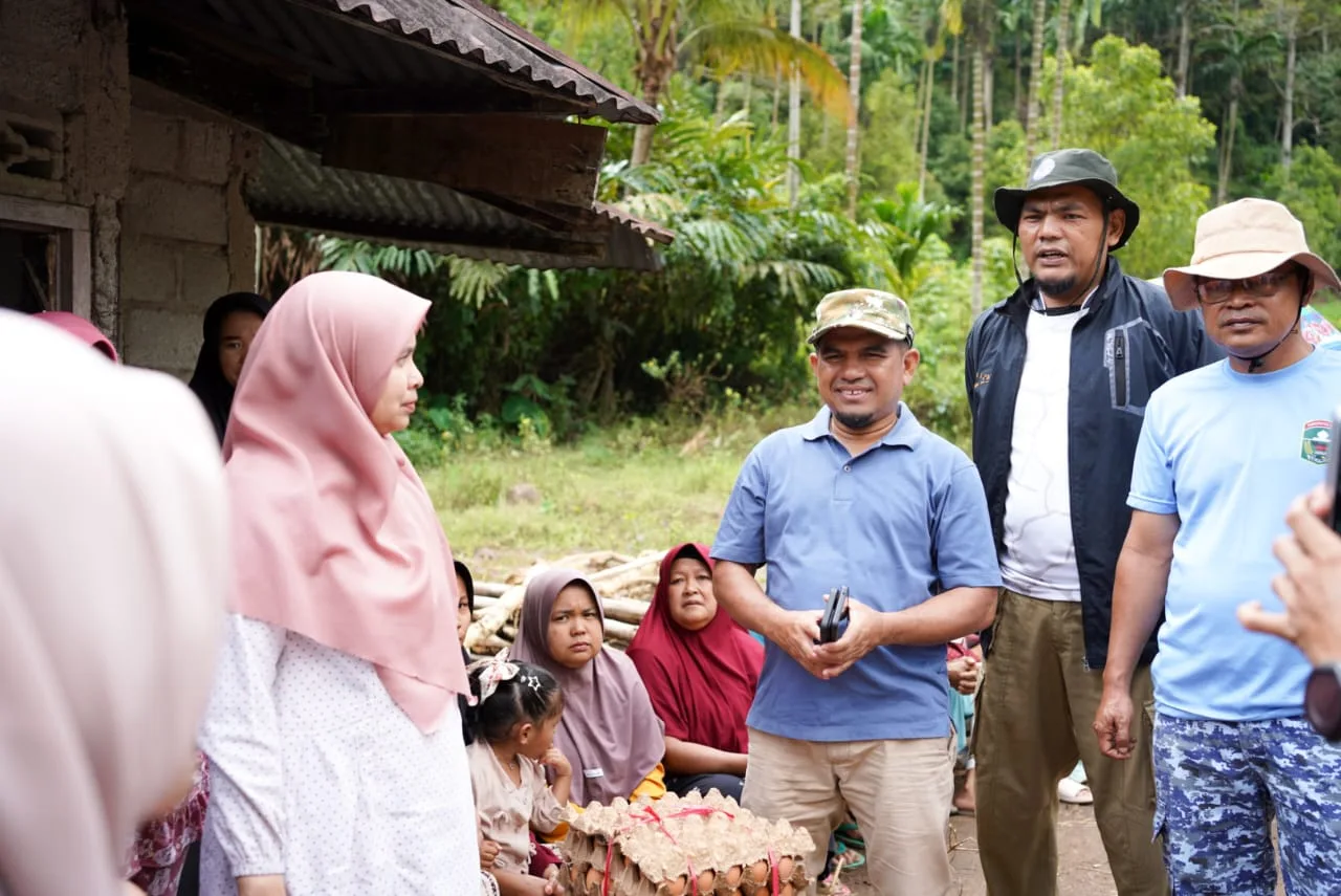 Didampingi Wabub Candra, Ketua GOW Kabupaten Solok Salurkan Sembako untuk Warga Terdampak Bencana di Koto Hilalang 