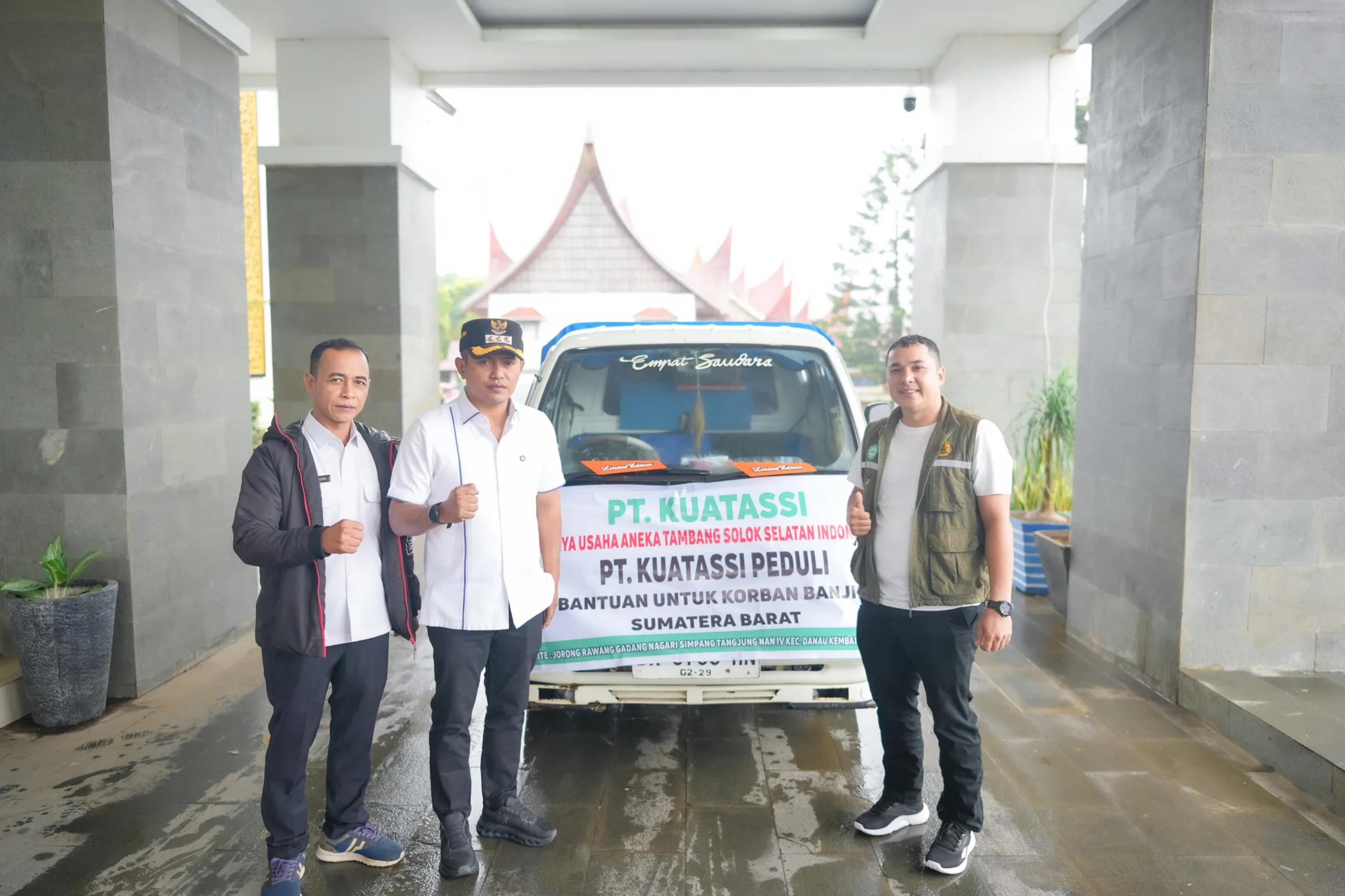 Bupati Solok Terima Bantuan dari PT. Kuatassi Bagi masyarakat Terdampak Bencana