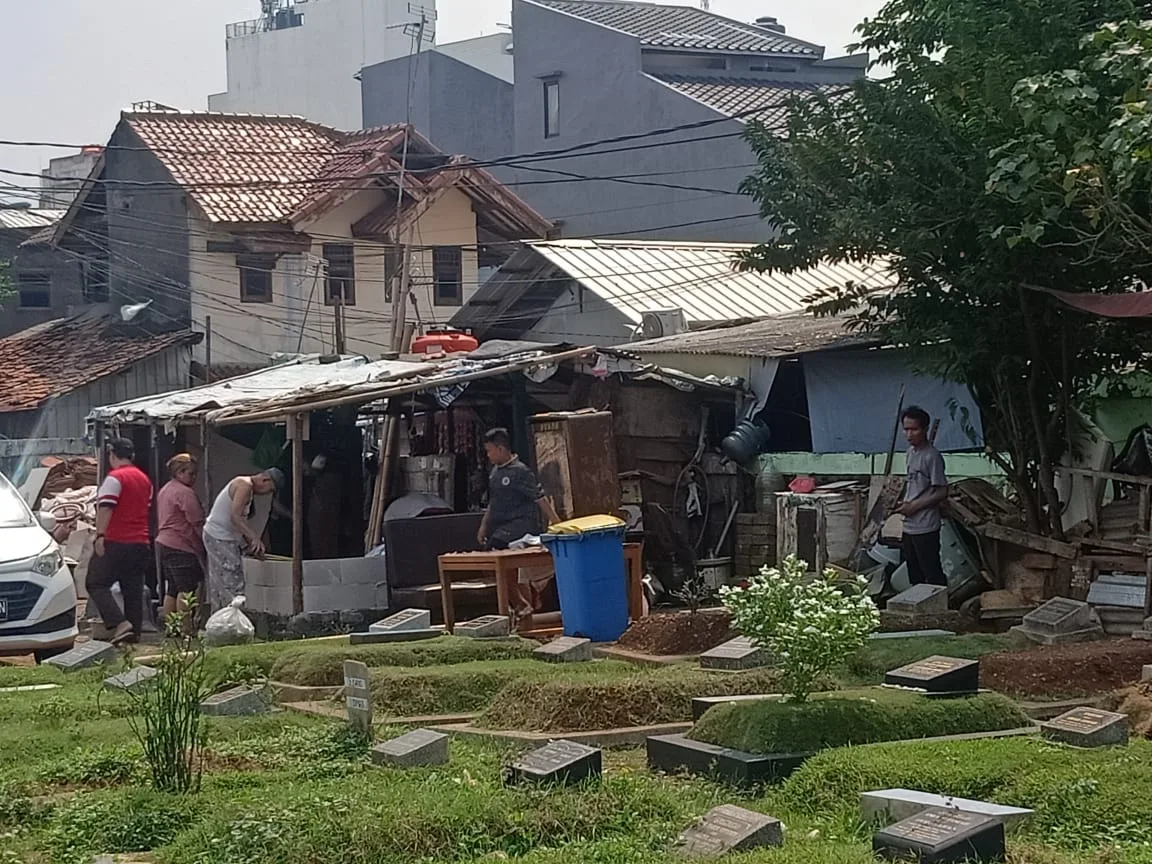 Pemkot Jakarta Timur Minta Warga Bongkar Rumah dan Tempat Usaha di Area Kuburan Kober Jatinegara, Secepatnya!