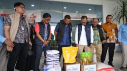 Bupati Jon Firman Pandu Terima Bantuan untuk Korban Bencana dari Direksi Bank Nagari