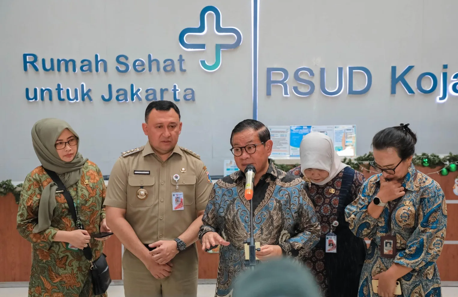 Gubernur Pramono dan Wali Kota Jakut Jenguk Guru dan Siswa Korban Tabrak Mobil MBG