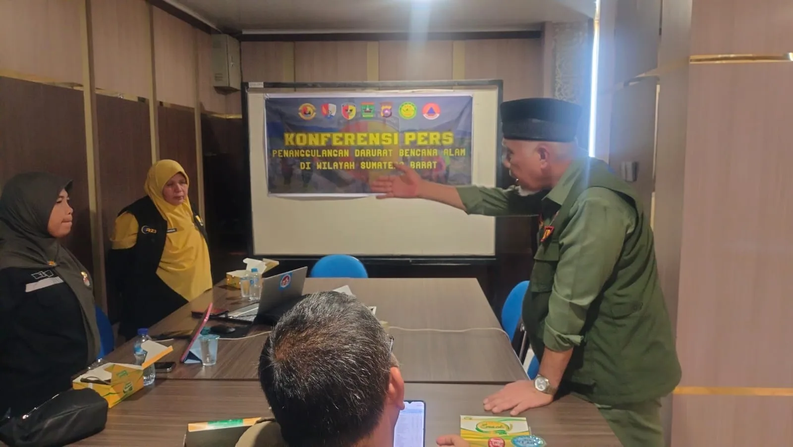 Gubernur Sumbar Instruksikan Seluruh OPD Berperan Aktif Distribusikan Bantuan