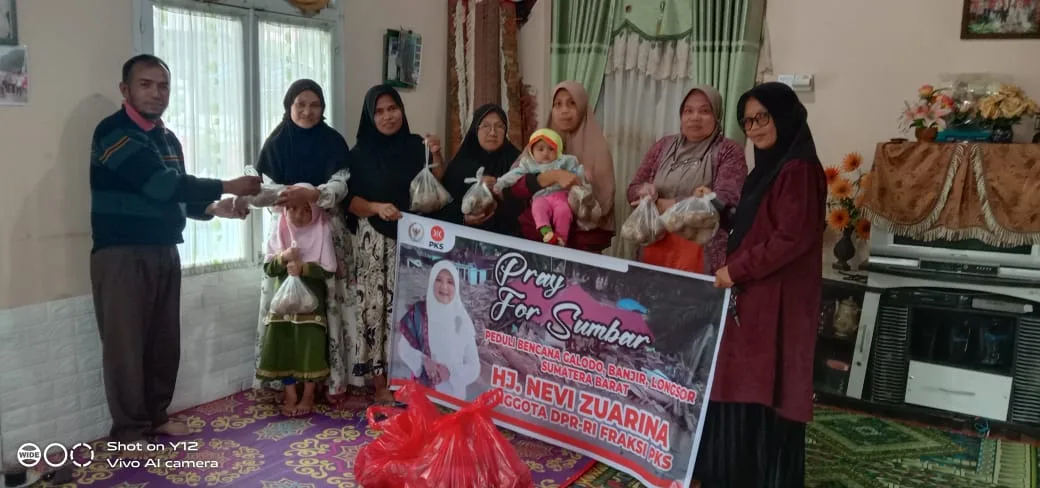 Kolaborasi Kemanusiaan, PKS Sungai Pua Gandeng Aggota DPR RI Hj. Nevi Zuairina Bantu Korban Bencana Sumbar