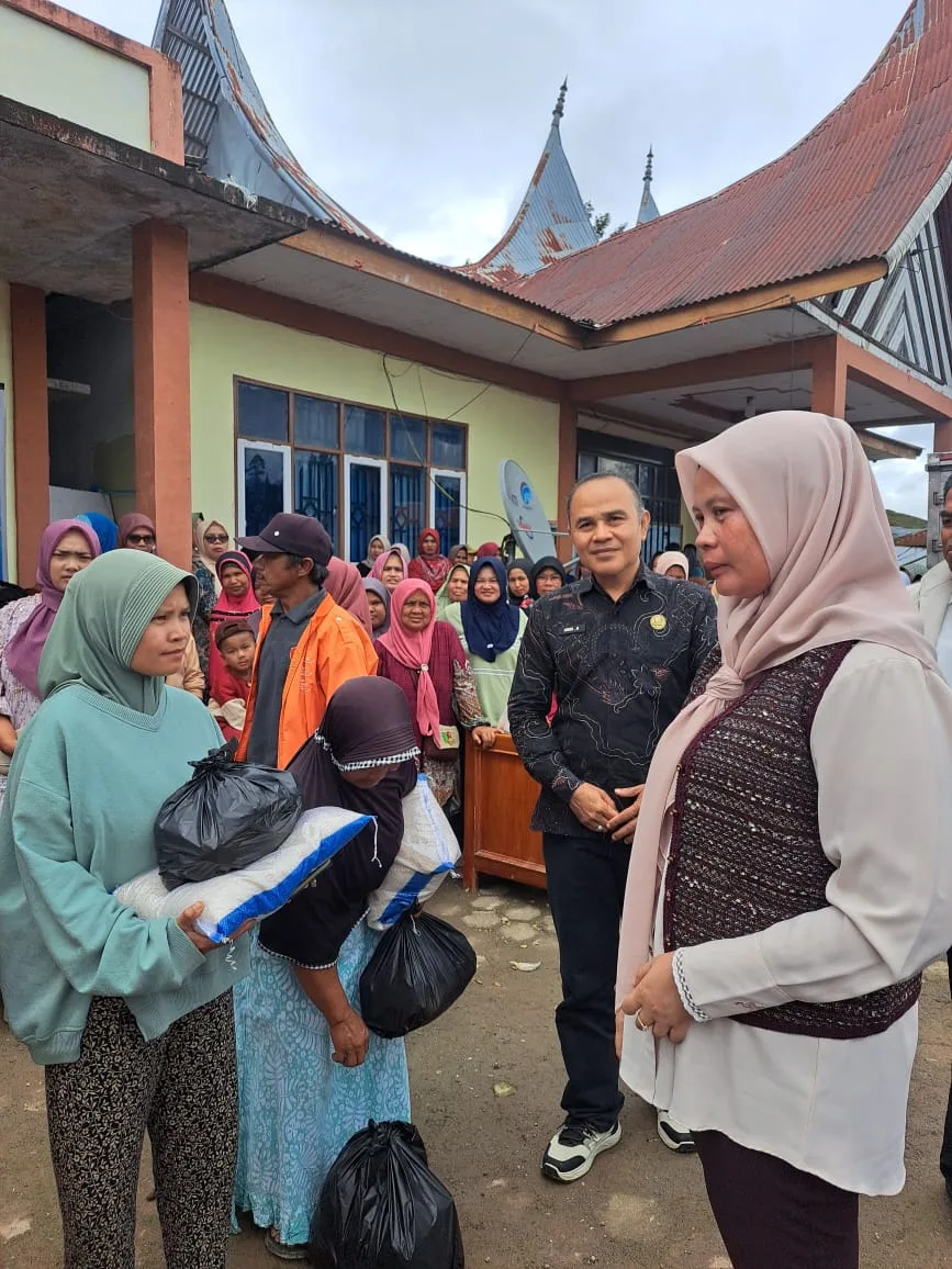 Ny. Nia Jon Firman Pandu Hadir di Tengah Warga Aia Dingin, Hadirkan Pasar Murah Jadi Harapan Pascabencana