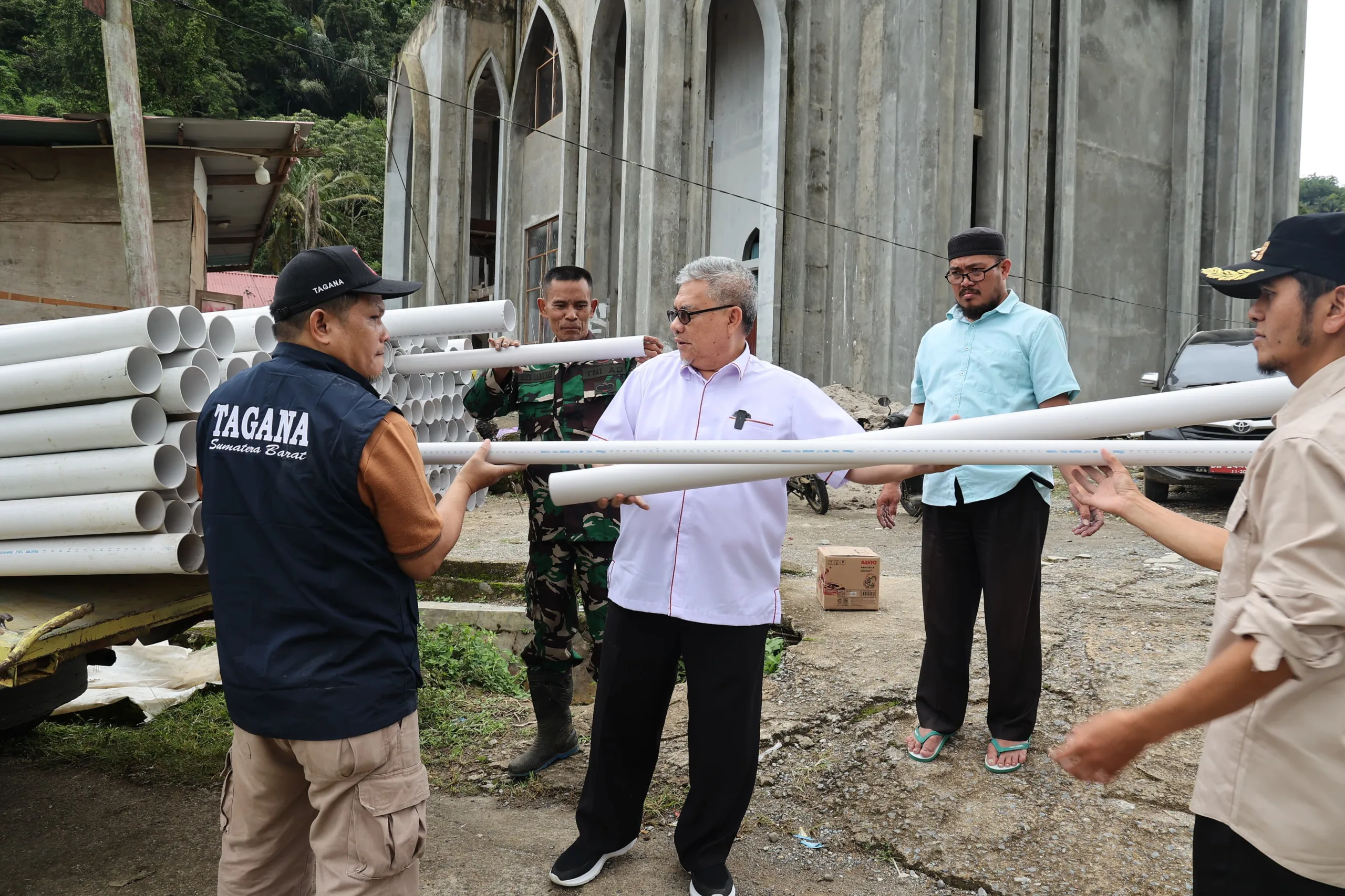 Akses Air Bersih Rusak Pascabanjir, Ketua DPRD Sumbar Serahkan Bantuan Pipa di Sipinang