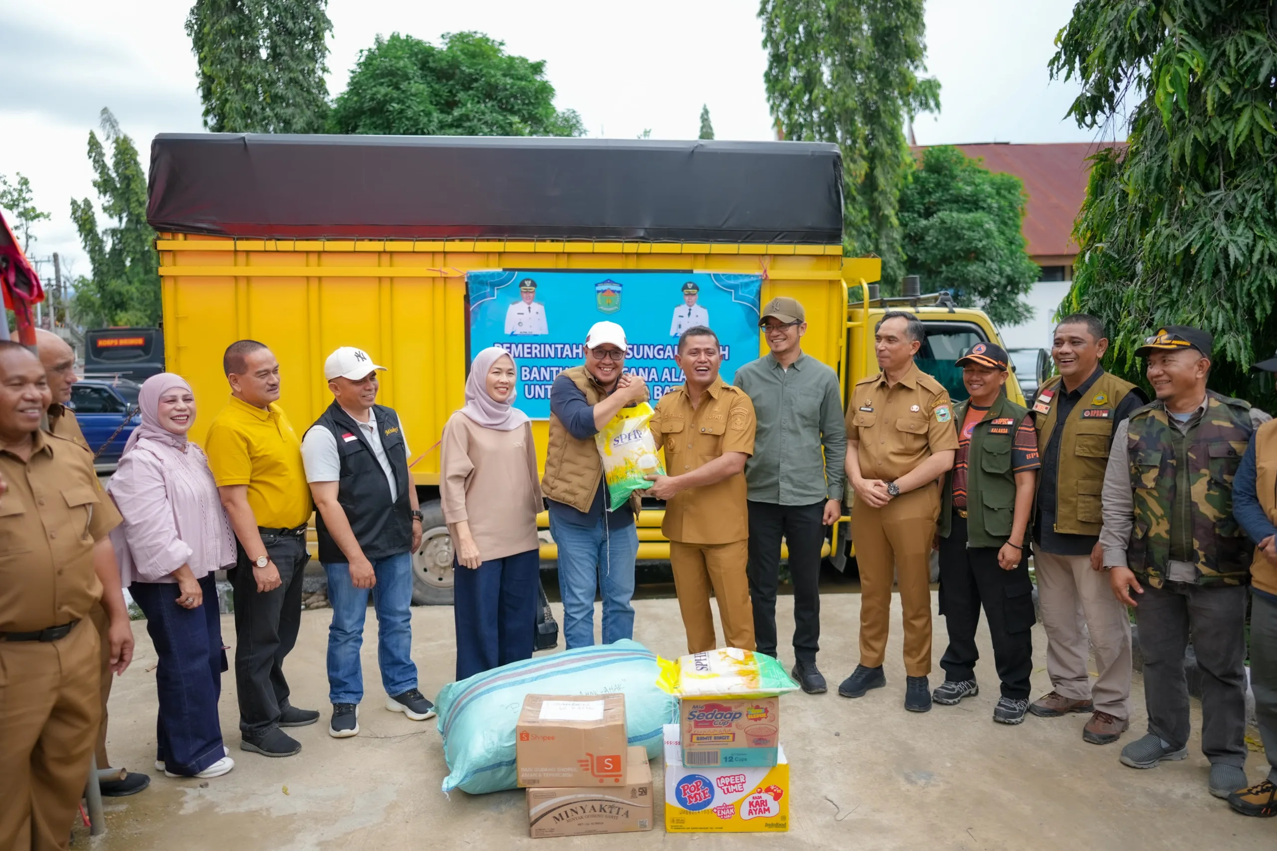 Pemkot Sungai Penuh Berikan Bantuan Paket Sembako Untuk Bencana Kabupaten Solok, Disambut L