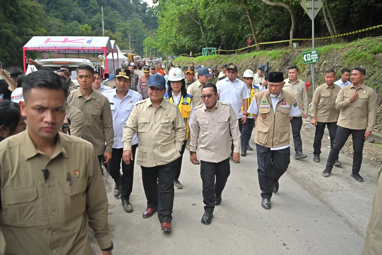 Presiden Prabowo Tinjau Langsung Jalan Nasional Putus di Lembah Anai