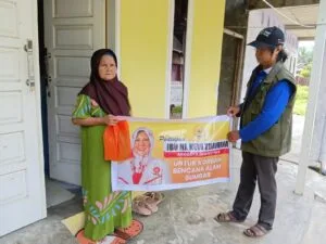 Hj. Nevi Zuairina Salurkan Bantuan untuk Warga Terdampak Bencana di Dadok Tunggul Hitam