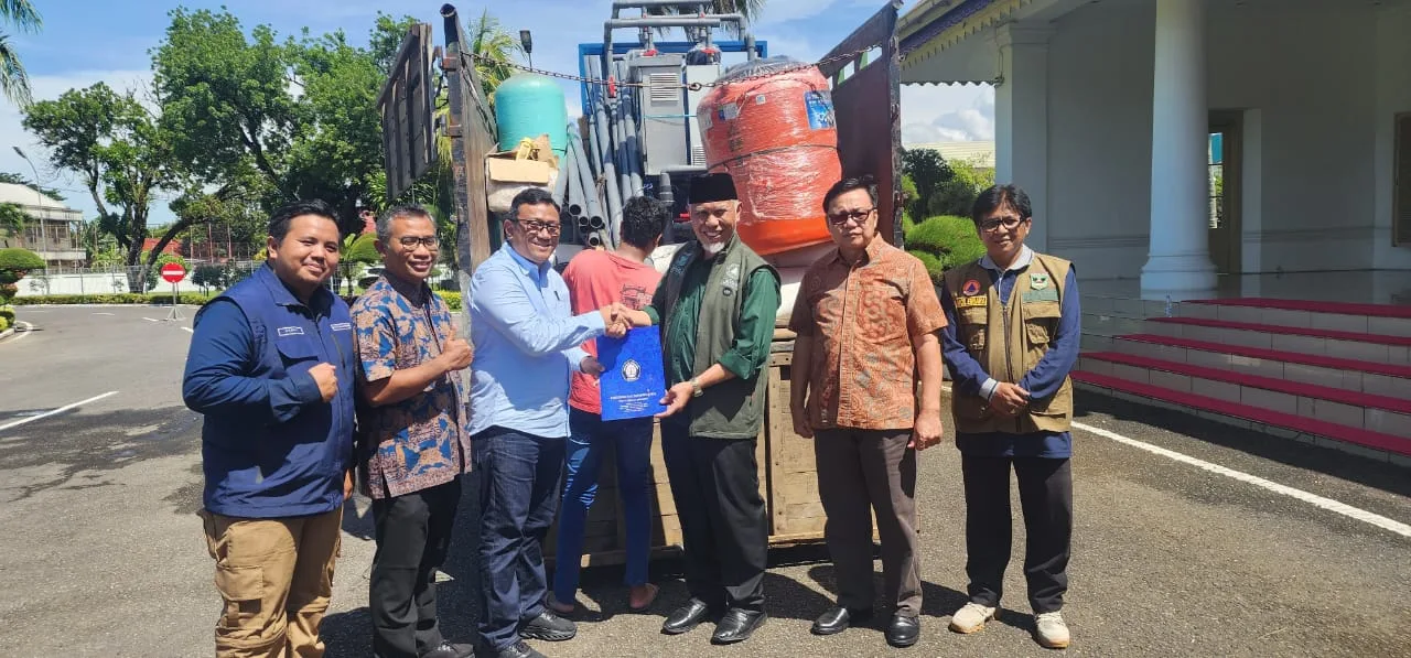 Gubernur Mahyeldi Terima Bantuan Mesin Penjernih Air dari UNDIP untuk Warga Terdampak Bencana