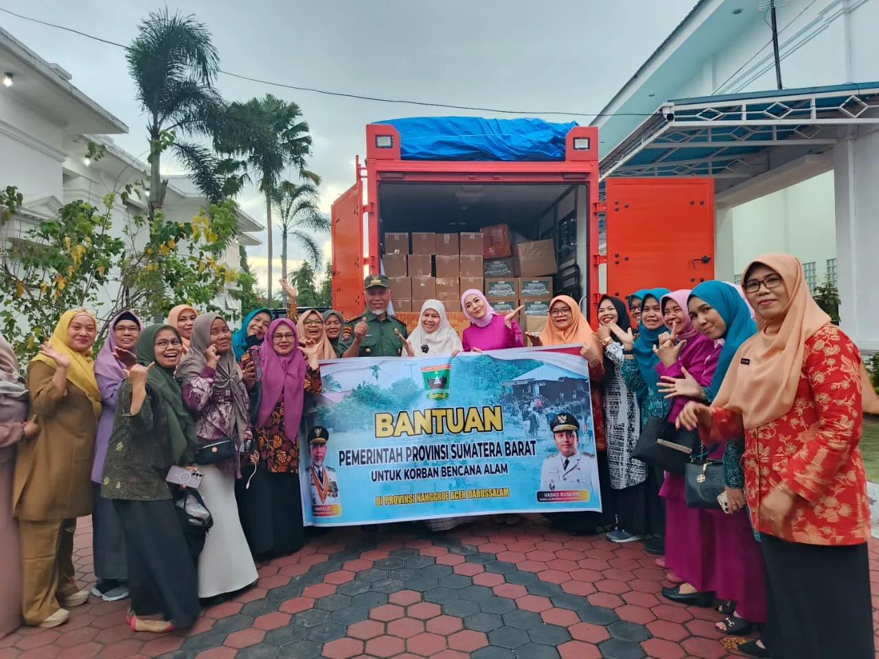 Gubernur Mahyeldi Lepas Bantuan 2,5 Ton Rendang untuk Korban Bencana di Aceh, Sumut, dan Sumbar