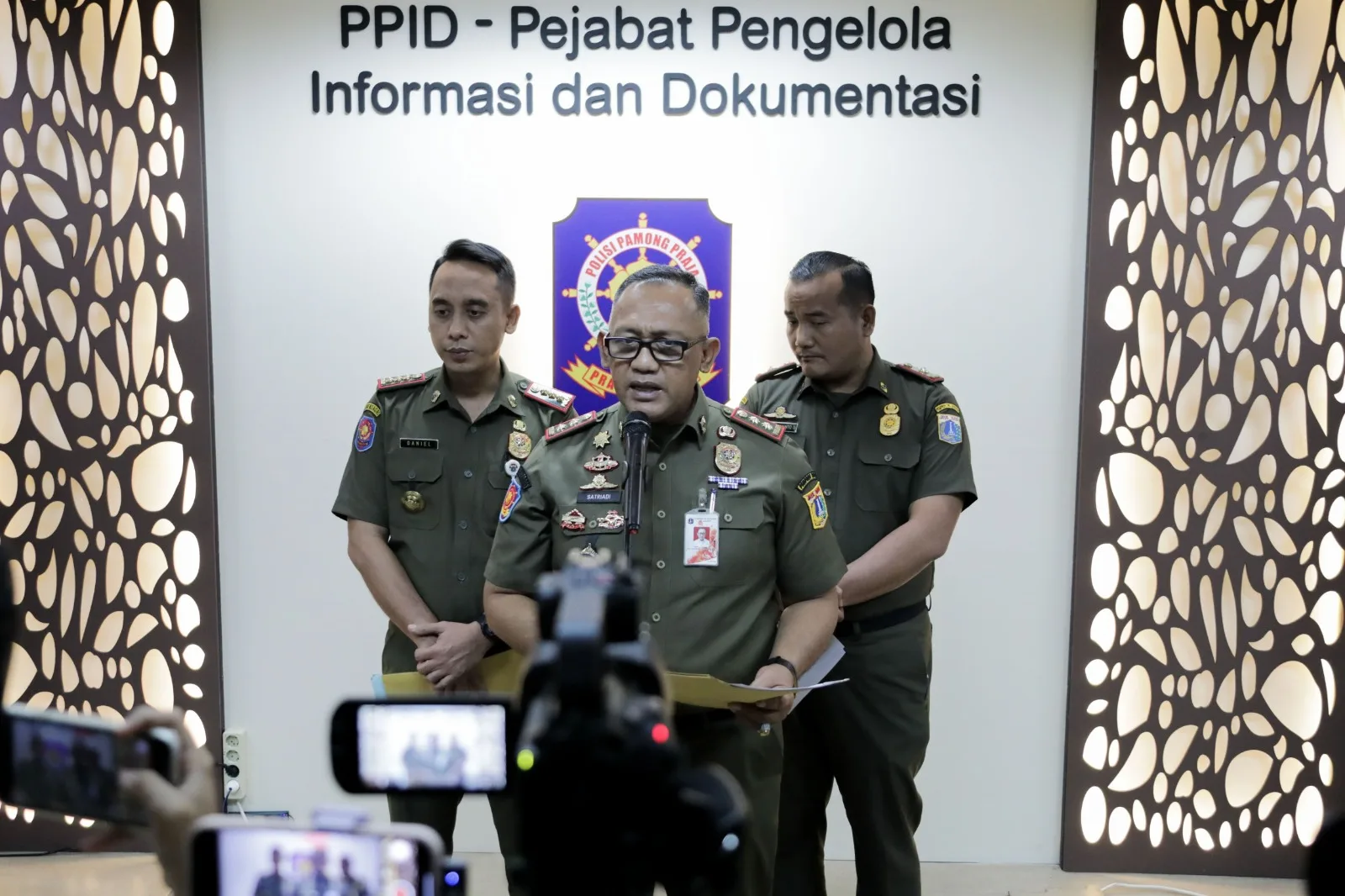Satpol PP DKI Tertibkan 16 Reklame, Satriadi: untuk Menjaga Keselamatan Masyarakat