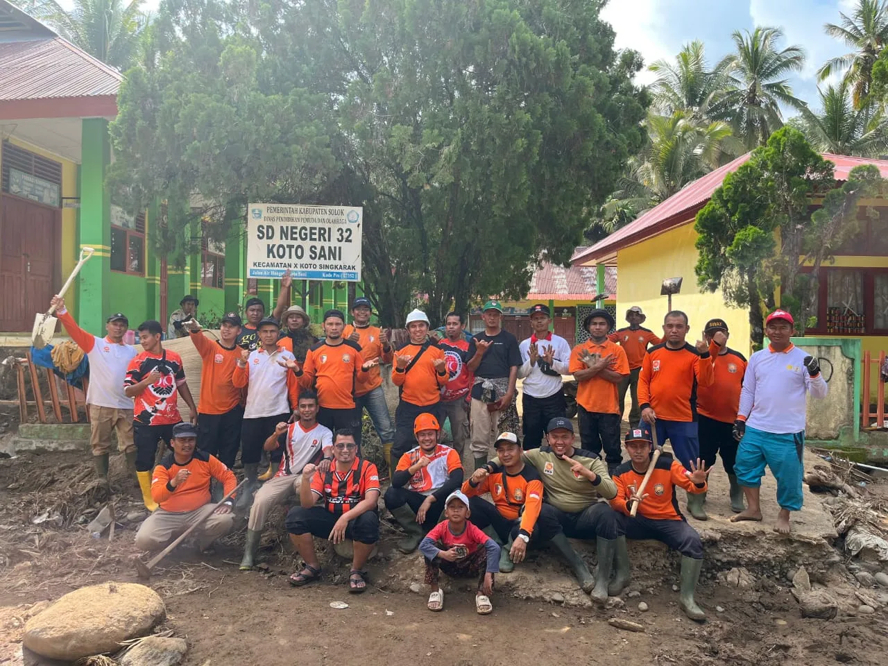 PKS Kabupaten Solok Kerahkan Puluhan Kader untuk Goro Bersihkan Fasum, Sekolah, dan Rumah Warga