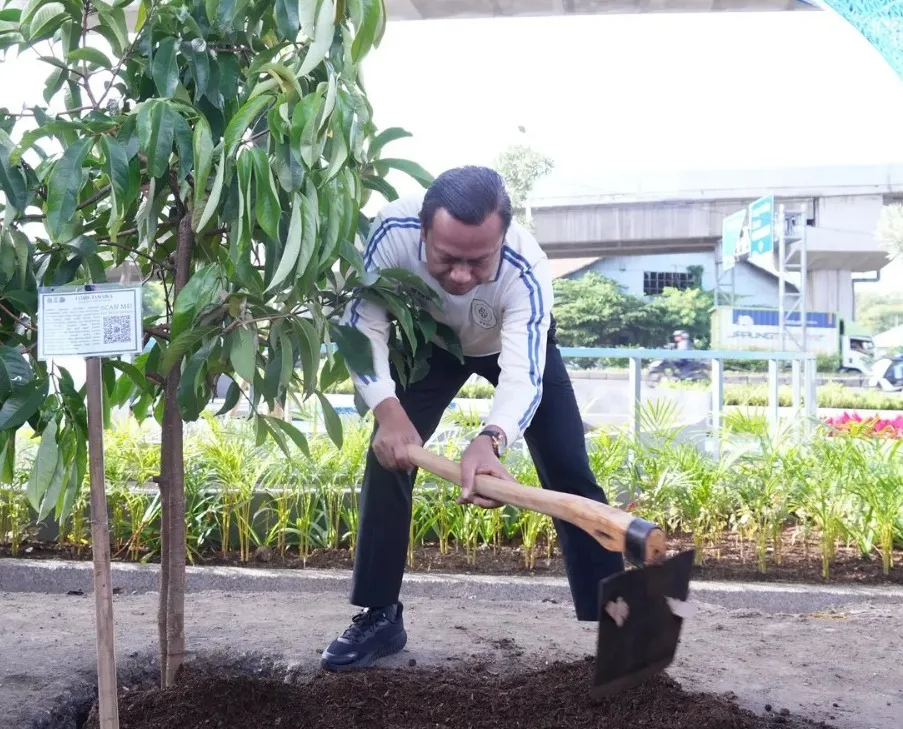 Wali Kota Jaktim Munjirin Tanam 10 Pohon Buah-buahan di Taman Gapura Muka Cakung