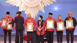 PDIP Beri Penghargaan kepada 6 Tokoh Senior di Rakernas