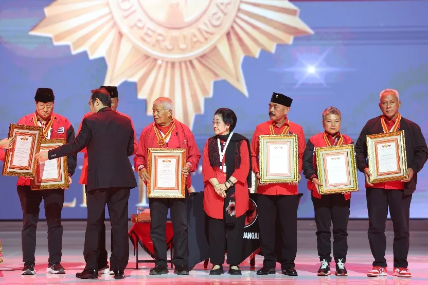PDIP Beri Penghargaan kepada 6 Tokoh Senior di Rakernas