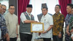 Gubernur Mahyeldi Terima Bantuan Rp4,56 Miliar dari Batam untuk Warga Terdampak Bencana