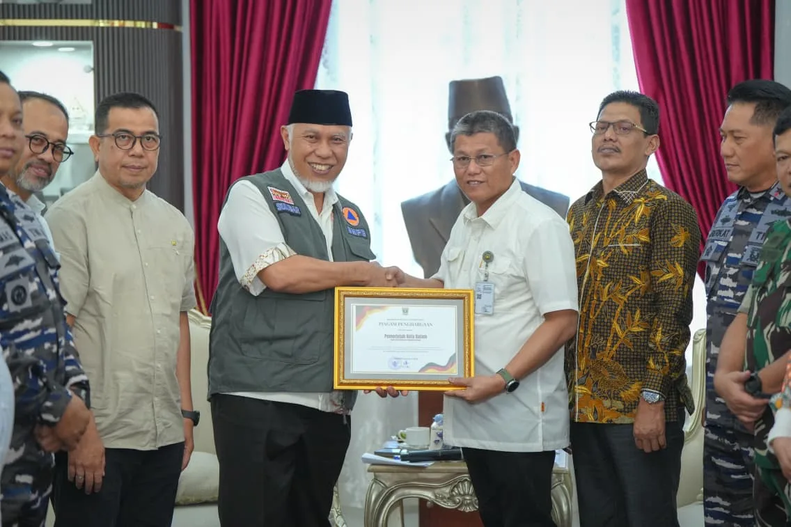 Gubernur Mahyeldi Terima Bantuan Rp4,56 Miliar dari Batam untuk Warga Terdampak Bencana
