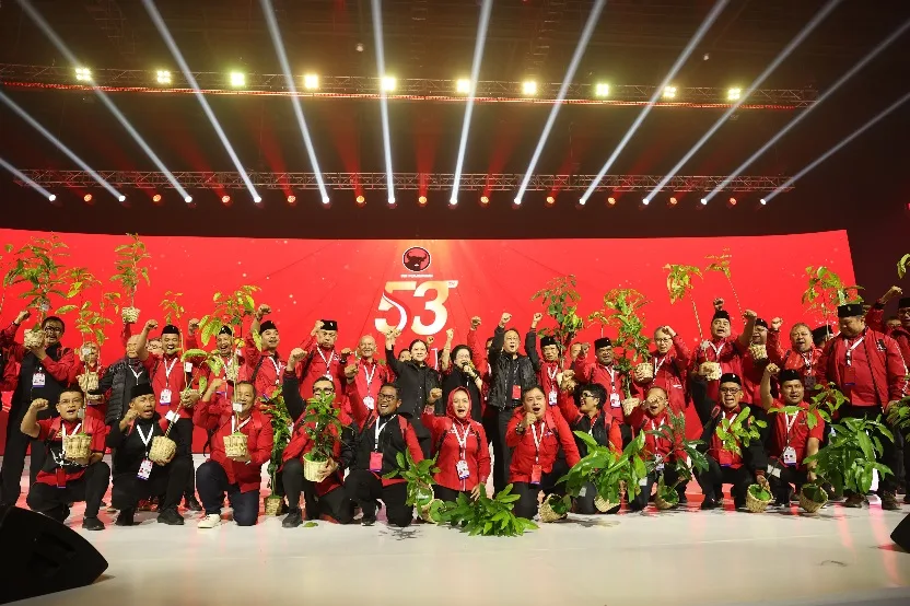 Prananda dan Puan Bagikan Tas Siaga Bencana untuk 38 Ketua DPD PDIP saat Penutupan Rakernas-I 2026