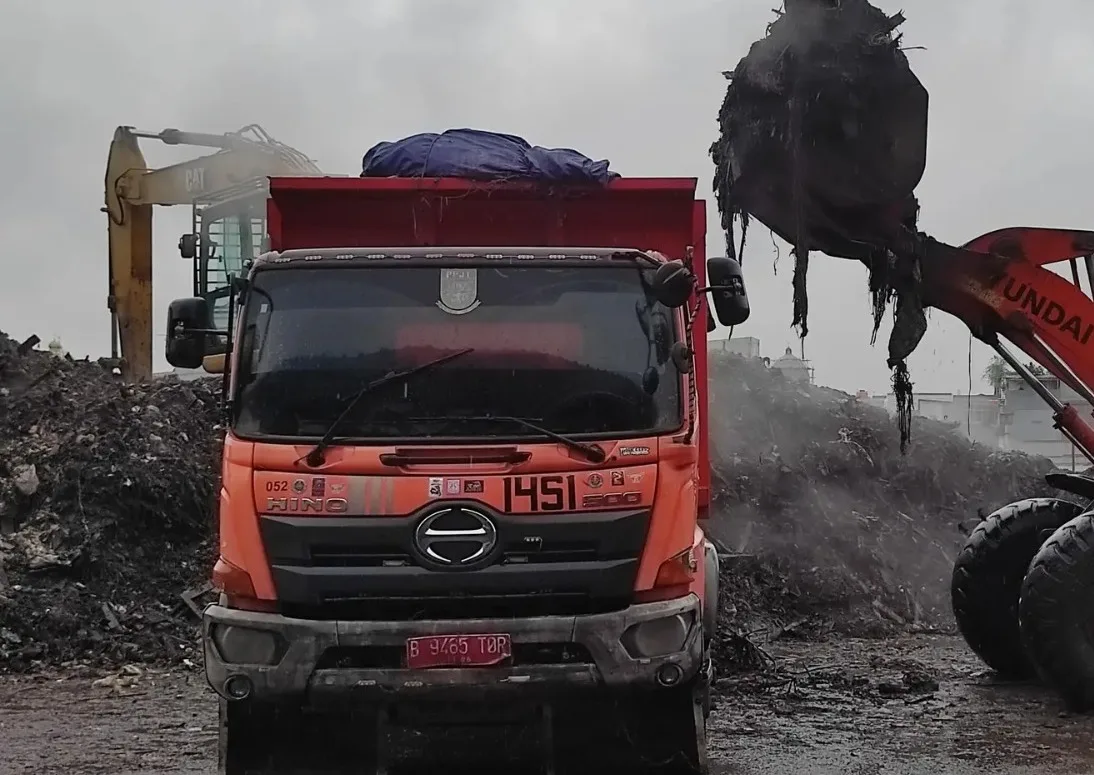 Sudin Lingkungan Hidup Bereskan Tumpukan Sampah Pasar Kramat Jati 5 Hari Non-stop