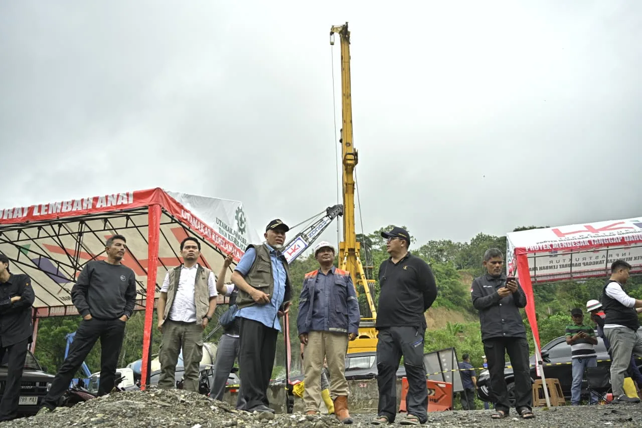 Gubernur Mahyeldi Tinjau Perbaikan Jembatan Kembar Padang Panjang, Target Rampung Jelang Lebaran
